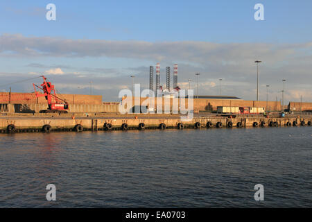 Great Yarmouth Harbour, Laden von Waren, crain Lefting, Kraftwerk im Hintergrund, Norfolk, Großbritannien Stockfoto