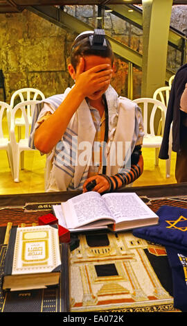 Jüdische Bar Mitzva junge mit Tfilin in der Nähe der Klagemauer In Jerusalem, Israel Stockfoto