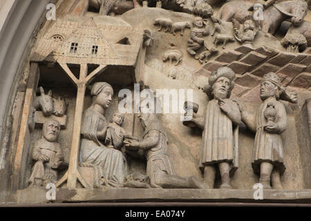 Anbetung der Könige. Späte gotische Tympanon an der Kapelle der Ritterkapelle in Haßfurt (Hassfurt), Franken, Bayern, Deutschland. Stockfoto