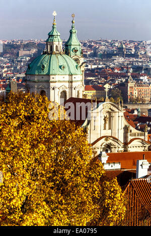 St. Nikolaus-Kirche, Prag, wie gesehen von der Prager Burg, Herbst, Tschechische Republik Stockfoto