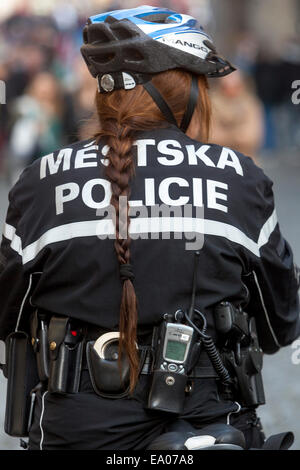 Stadtpolizei, die ein Fahrrad fährt, Ausrüstung an einem Gürtel befestigt, Prag Tschechien, Europa Stockfoto