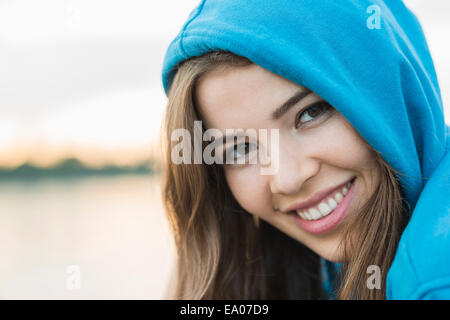 Junge Frau trägt blaue Kapuzenshirt Stockfoto