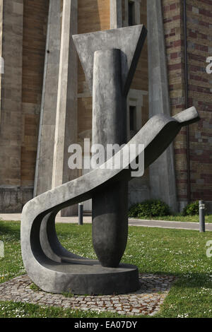 Denkmal zum Tode durch Bombardierung des russischen Bildhauers Vadim Sidur vor St. Johannes Kirche in Würzburg, Bayern, Deutschland. Stockfoto