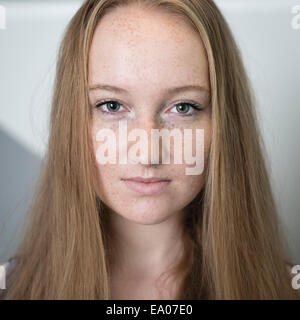 Porträt der jungen Frau mit Sommersprossen Stockfoto