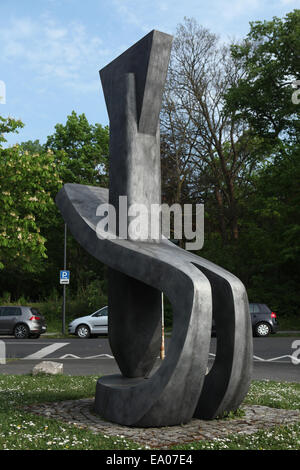 Denkmal zum Tode durch Bombardierung des russischen Bildhauers Vadim Sidur vor St. Johannes Kirche in Würzburg, Bayern, Deutschland. Stockfoto