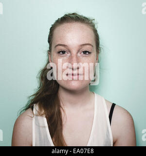 Porträt der jungen Frau mit Sommersprossen Stockfoto
