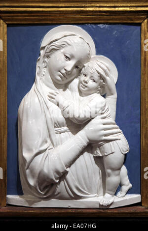 Madonna und Kind des italienischen Renaissance-Bildhauers Luca della Robbia. Kunsthistorisches Museum, Wien, Österreich. Florenz, polych Stockfoto