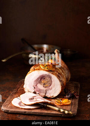 Weihnachtsessen. Vier Vogel Braten mit roten Zwiebeln, Rosmarin, orange, Apricot und gemischte Kräuter Stockfoto