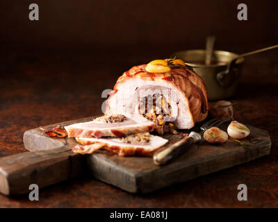 Weihnachtsessen. Drei Vogel Braten mit Knoblauch Rosmarin, Aprikose und Speck Stockfoto