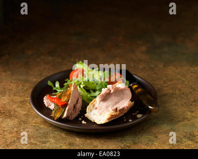 Weihnachten-Snack der Brüsseler Pastete mit roten Chilischoten, Rucola und gemischten grünen Salat Blätter, Cherry-Tomaten Stockfoto