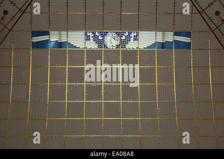 St. Lukes geflügelte Ochse dargestellt in ein Glasfenster von Koloman Moser in der Steinhof-Kirche in Wien entworfen. Stockfoto