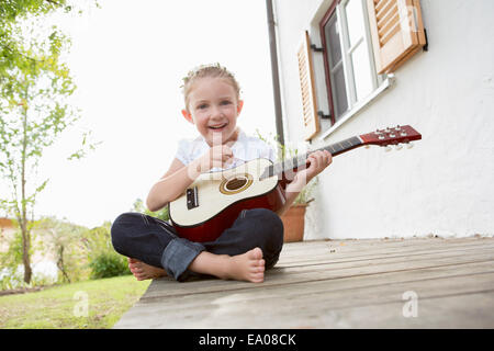 Mädchen-Gitarre spielen