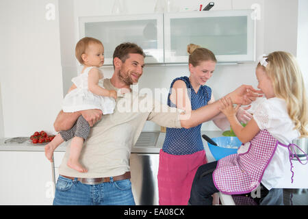 Familie Backen in Küche Stockfoto