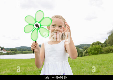 Mädchen mit Blume geformt Windrad Stockfoto