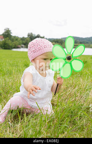 Babymädchen mit Blume geformt Windrad Stockfoto