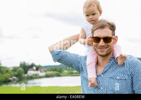 Vater Tochter auf den Schultern tragen Stockfoto