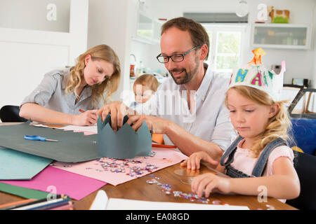 Familie machen Papier Kronen Stockfoto