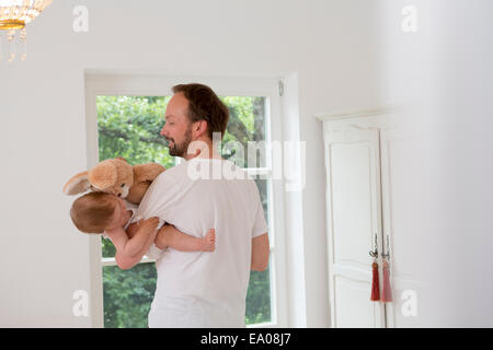 Vater mit Tochter auf Arm Stockfoto