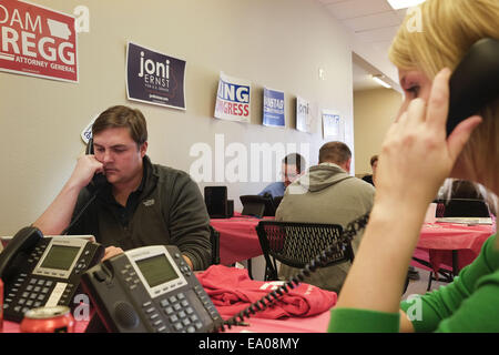 Sioux City, Iowa, USA. 4. November 2014. Republikanischen Anhänger BOBBY BABCOCK, links, Richmond, VA, fuhr nach Sioux City, Iowa, telefonieren die Abstimmung am Wahltag im Sioux City republikanischen Sieg Büro, während ALEX CURRY, rechts, von Shenandoah, Iowa, raus kam nach Sioux City sowie telefonieren. Bildnachweis: Jerry Mennenga/ZUMA Draht/Alamy Live-Nachrichten Stockfoto