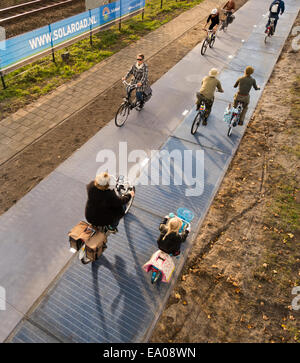 Niederlande, Holland, Krommenie, weltweit erste Radweg aus Solarzellen mit Radfahrer Menschen auf belebten Fahrrad Radweg hergestellt. Stockfoto