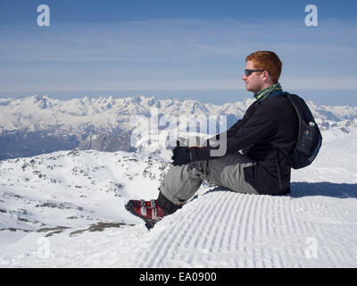 Skifahrer, bewundern Sie die Aussicht in Val Thorens Stockfoto