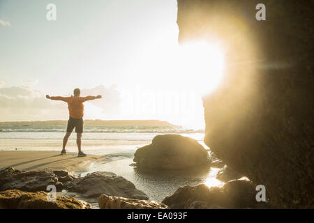 Reifer Mann Training am Strand, Blick auf das Meer Stockfoto