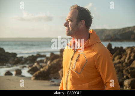 Reifer Mann, am Strand, Blick auf das Meer Stockfoto