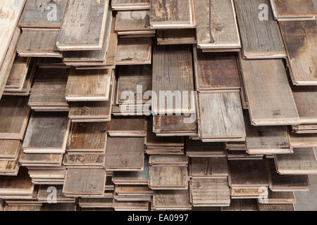 Stapel von behandelten Holzböden in Fabrik, Jiangsu, China Stockfoto