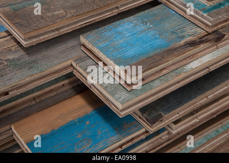 Stapel von behandelten Holzböden in Fabrik, Jiangsu, China Stockfoto