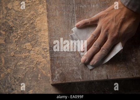 Tischler glättende Oberfläche der Holzbohle mit Sandpapier in Fabrik, Jiangsu, China Stockfoto