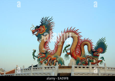 Chinesischer Goldener Drache auf schönen Himmelshintergrund Stockfoto