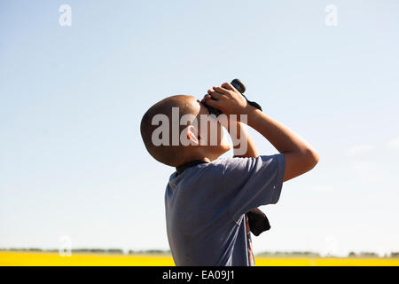 Junge mit dem Fernglas Stockfoto