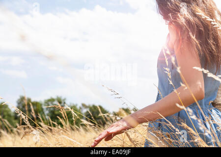 Junge Frau, die Natur genießen, Roznov, Tschechische Republik Stockfoto