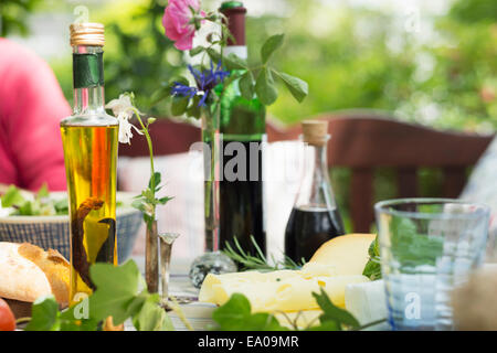 Öle und Essig auf Tisch, Nahaufnahme Stockfoto