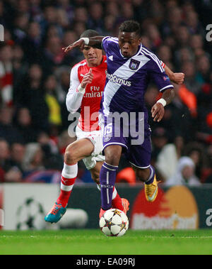 London, UK. 4. November 2014. Arsenals Kieran Gibbs und Oswal Álvarez von Anderlecht während der UEFA-Champions-League-match zwischen Arsenal aus England und Anderlecht aus Belgien spielte The Emirates Stadium am 4. November 2014 in London, England. Bildnachweis: Mitchell Gunn/ESPA/Alamy Live-Nachrichten Stockfoto