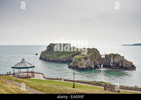 Blick auf Promenade und St. Catherines Island und Forts, Tenby, Wales Stockfoto