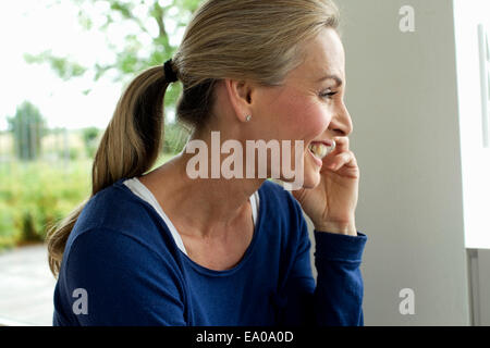 Reife Frau am Handy Stockfoto