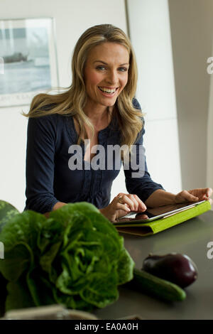 Reife Frau mit digital-Tablette Stockfoto