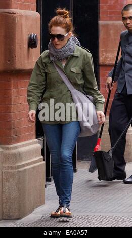 Julianne Moore in Soho mit einem Dienstprogramm Jacke und Sandalen gesichtet Featuring: Julianne Moore wo: New York City, New York, USA bei: 2. Mai 2014 Stockfoto