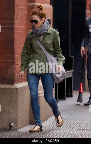 Julianne Moore in Soho mit einem Dienstprogramm Jacke und Sandalen gesichtet Featuring: Julianne Moore wo: New York City, New York, USA bei: 2. Mai 2014 Stockfoto