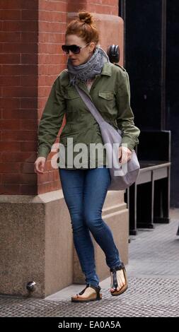 Julianne Moore in Soho mit einem Dienstprogramm Jacke und Sandalen gesichtet Featuring: Julianne Moore wo: New York City, New York, USA bei: 2. Mai 2014 Stockfoto