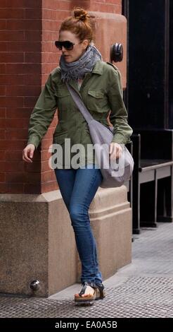 Julianne Moore in Soho mit einem Dienstprogramm Jacke und Sandalen gesichtet Featuring: Julianne Moore wo: New York City, New York, USA bei: 2. Mai 2014 Stockfoto