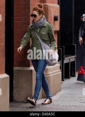 Julianne Moore in Soho mit einem Dienstprogramm Jacke und Sandalen gesichtet Featuring: Julianne Moore wo: New York City, New York, USA bei: 2. Mai 2014 Stockfoto