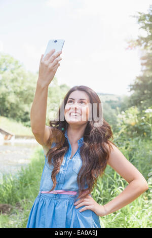Junge Frau nehmen selfie Stockfoto