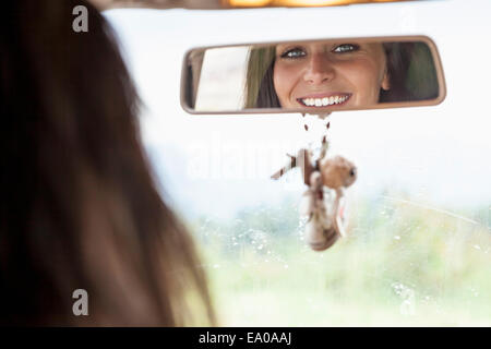 Junge Frau im Spiegel der hinteren Ansicht