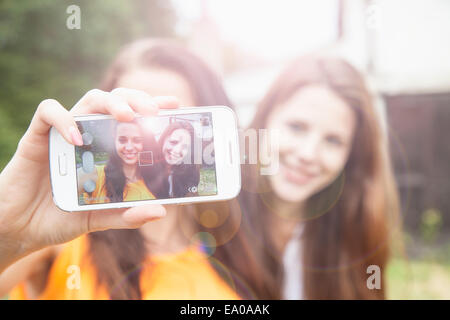 Junge Frauen, die die Selfie auf smartphone Stockfoto