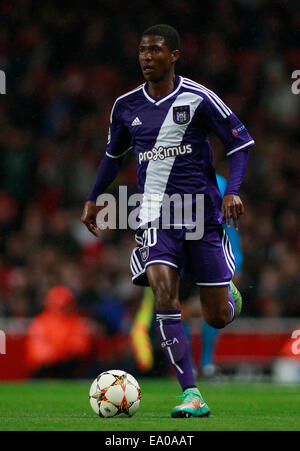 LONDON, ENGLAND - NOV 04: Altarraum Mbemba von Anderlecht während der UEFA-Champions-League-Partie zwischen Arsenal aus England und Anderlecht aus Belgien spielte The Emirates Stadium am 4. November 2014 in London, England. (Foto von Mitchell Gunn/ESPA) Stockfoto