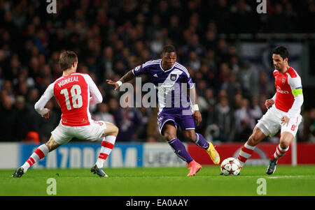 LONDON, ENGLAND - NOV 04: Arsenals Nacho Monreal Oswal imminent von Anderlecht und Arsenals Mikel Arteta während der UEFA-Champions-League-Partie zwischen Arsenal aus England und Anderlecht aus Belgien spielte The Emirates Stadium am 4. November 2014 in London, England. (Foto von Mitchell Gunn/ESPA) Stockfoto