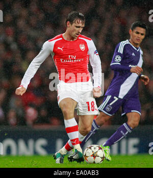 LONDON, ENGLAND - NOV 04: Arsenals Nacho Monreal während der UEFA-Champions-League-Partie zwischen Arsenal aus England und Anderlecht aus Belgien spielte The Emirates Stadium am 4. November 2014 in London, England. (Foto von Mitchell Gunn/ESPA) Stockfoto