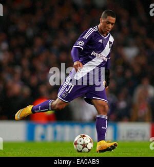 LONDON, ENGLAND - NOV 04: Davy Roef von Anderlecht während der UEFA-Champions-League-Partie zwischen Arsenal aus England und Anderlecht aus Belgien spielte The Emirates Stadium am 4. November 2014 in London, England. (Foto von Mitchell Gunn/ESPA) Stockfoto